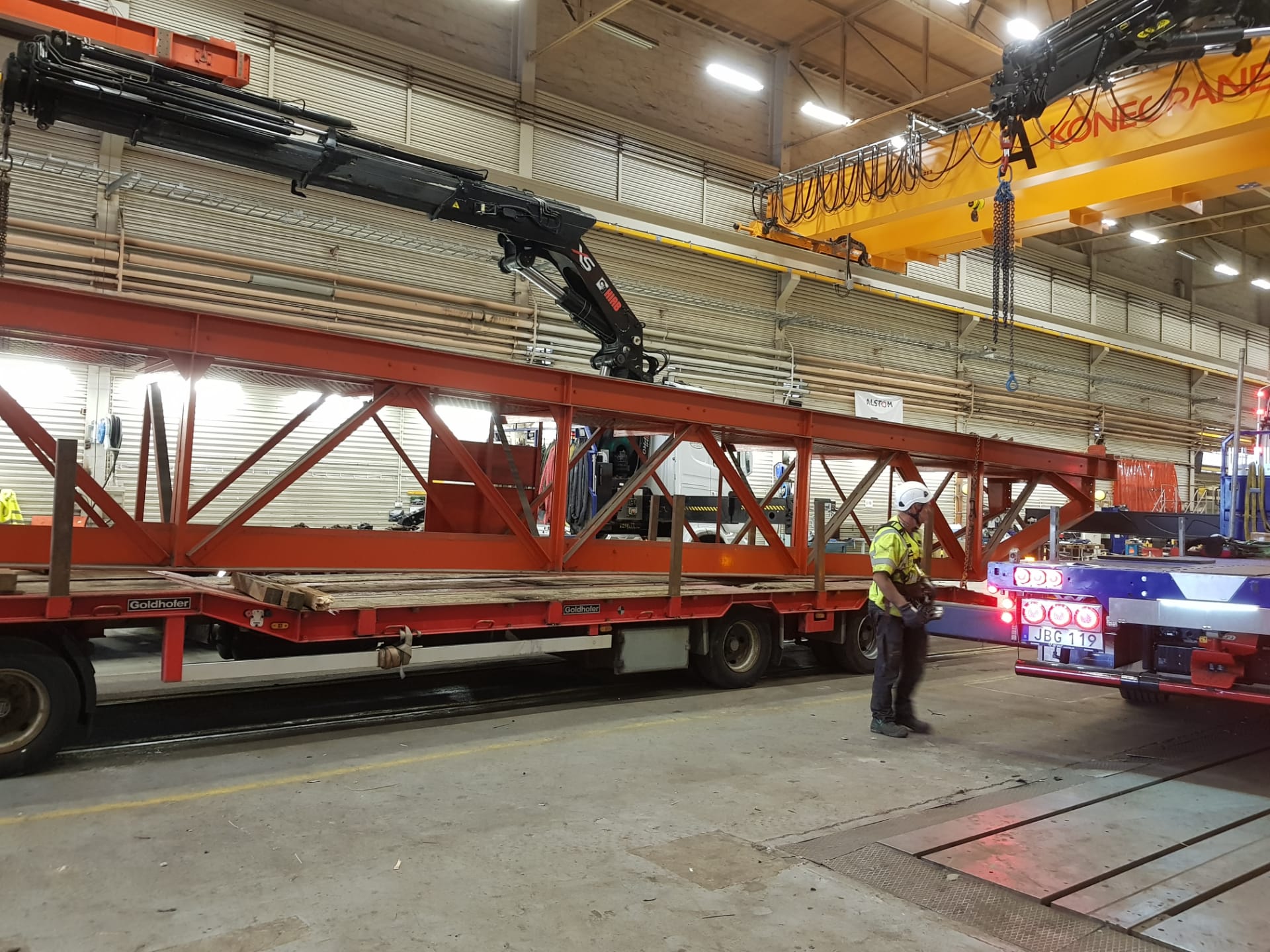Traverskran med telfer i kontinuerlig drift i en tung industrihall