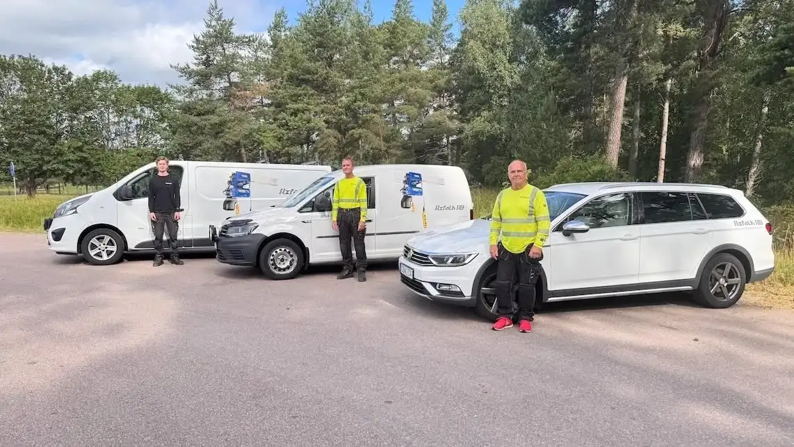 Axfalks tekniker samlade utanför verkstaden på Låsblecksgatan i Linköping