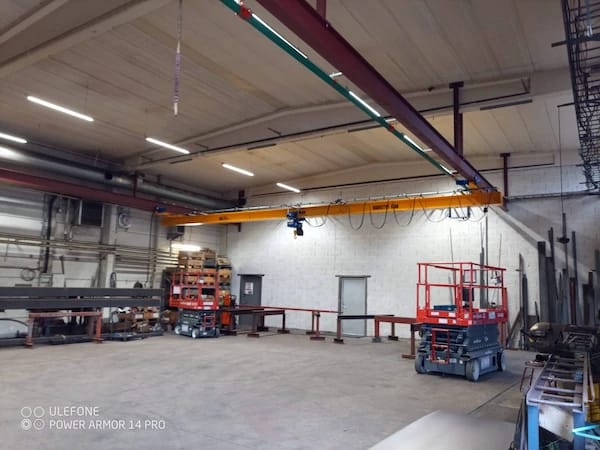 Nysvetsad kranbana med 2 tons traverskran i industrihall