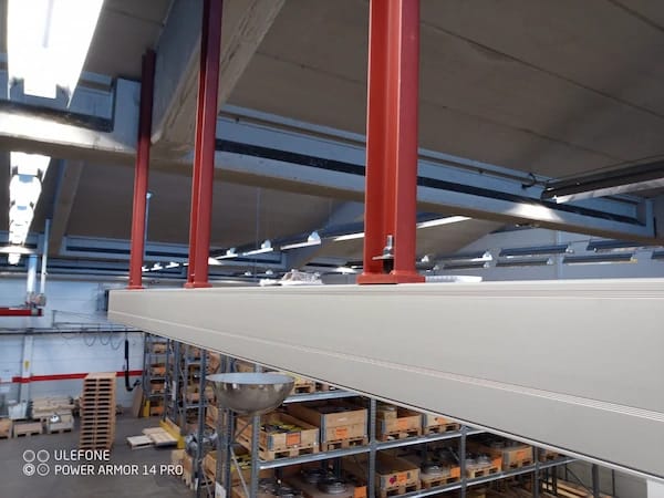 Specialupphängning av aluminiumskena i tak över produktionsbana