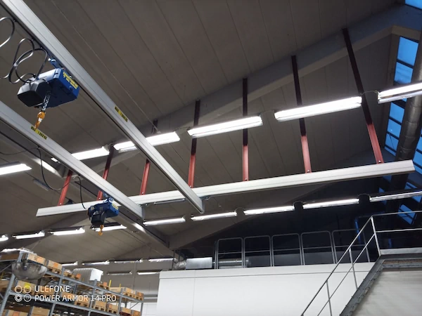 JLM lättlastsystem i aluminium med löpvagn för manuella lyft i produktionslokal