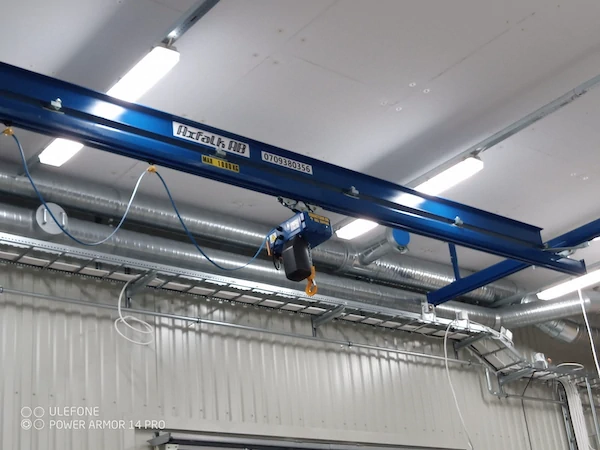 Lyftab lättlastsystem SPV med 8 meters spännvidd och 1000 kg lyftkraft monterat i verkstad