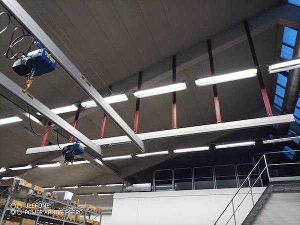 JLM lättlastsystem i aluminium med löpvagn för manuella lyft i produktionslokal
