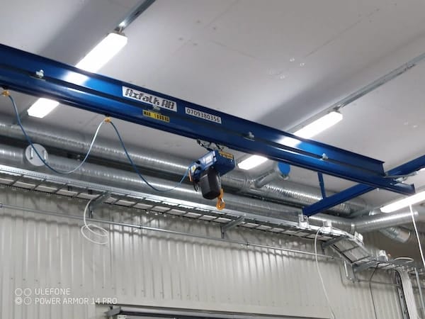 Lyftab lättlastsystem SPV med 8 meters spännvidd och 1000 kg lyftkraft monterat i verkstad