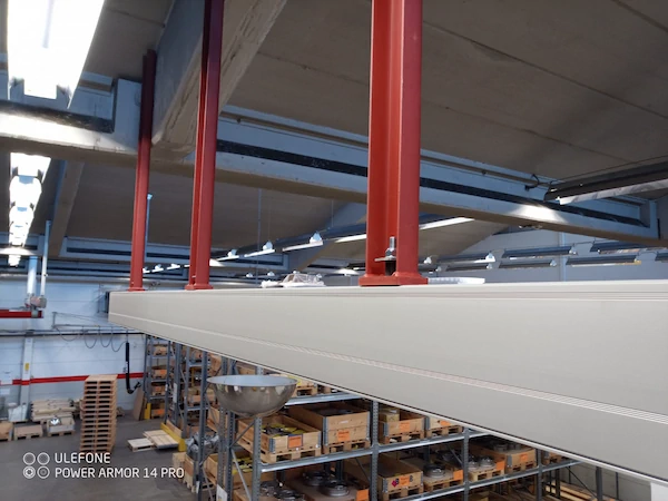 Specialupphängning av aluminiumskena i tak över produktionsbana