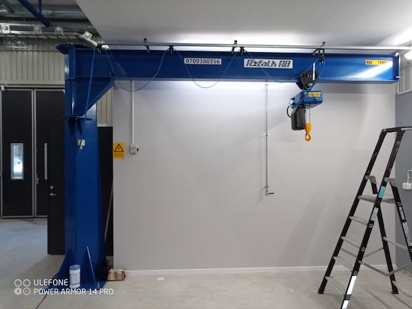 Pelarsvängkran med 270 graders svängradie vid svetsstation
