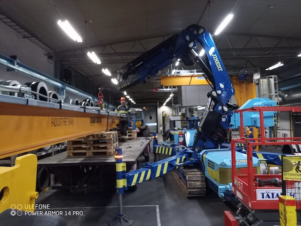 Traverskran på 10 ton lyfter tung maskindel i industrihall i Linköping